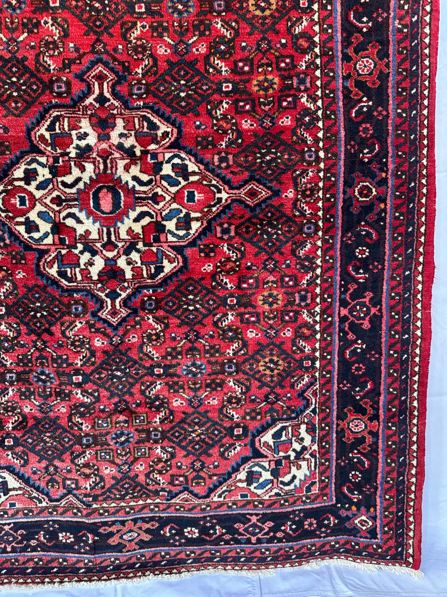 Handmade Persian Hosseinabad 213 x 160 cm | 7 x 5.25 ft