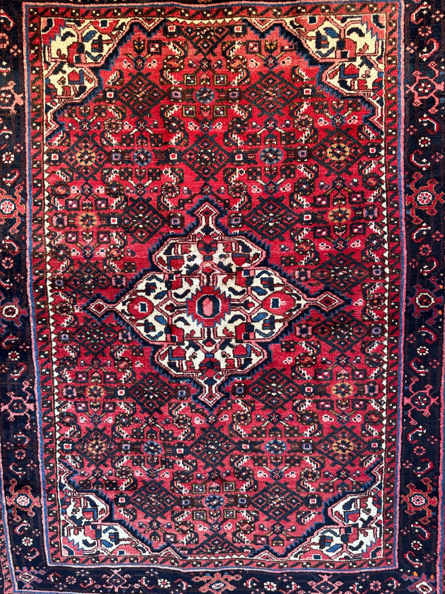 Handmade Persian Hosseinabad 213 x 160 cm | 7 x 5.25 ft