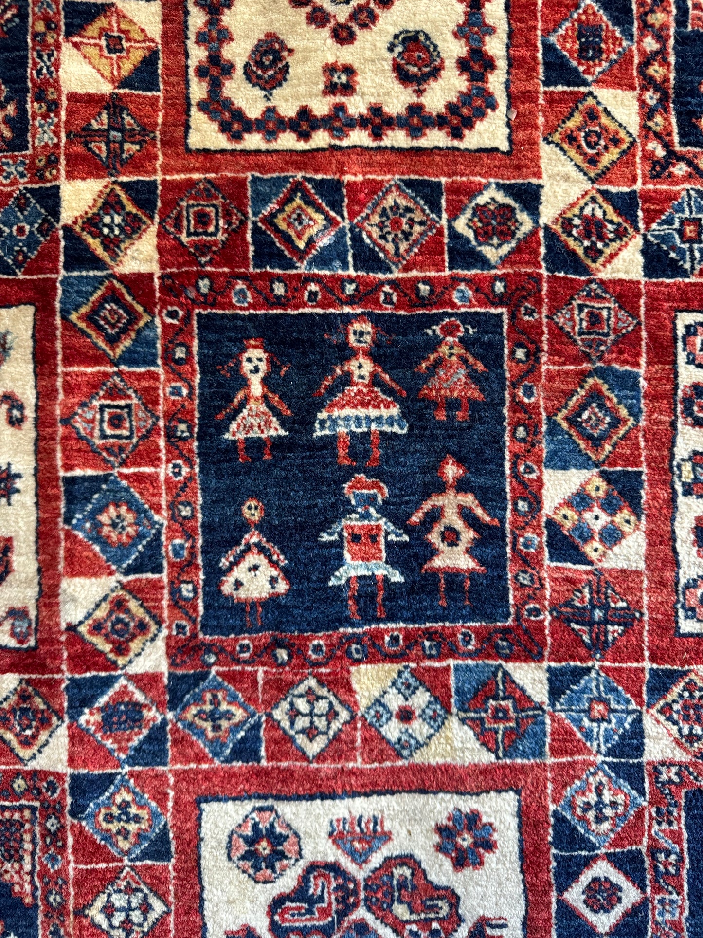 Handmade Persian Kashkuli 196 x 150 cm | 6.43 x 4.92 ft