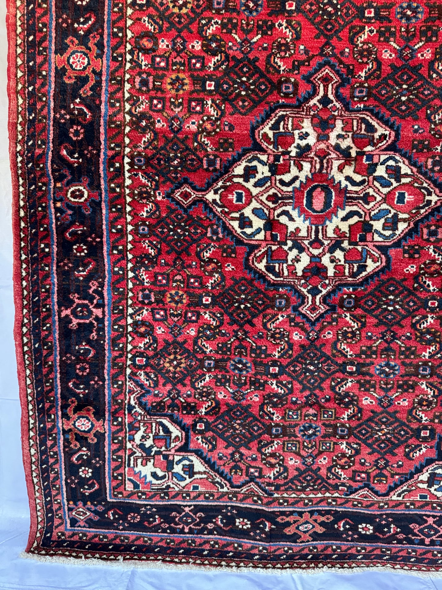 Handmade Persian Hosseinabad 213 x 160 cm | 7 x 5.25 ft