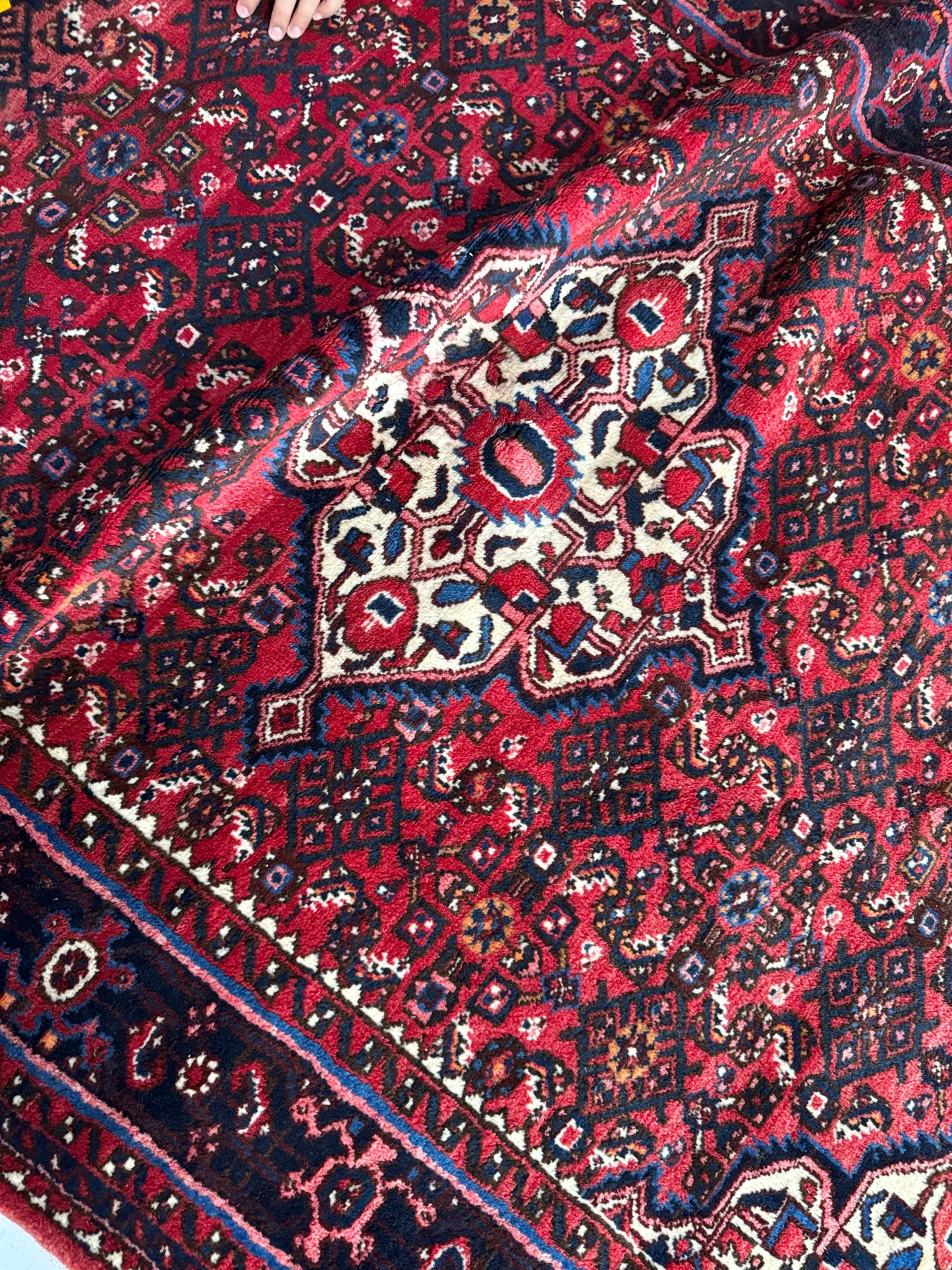 Handmade Persian Hosseinabad 213 x 160 cm | 7 x 5.25 ft